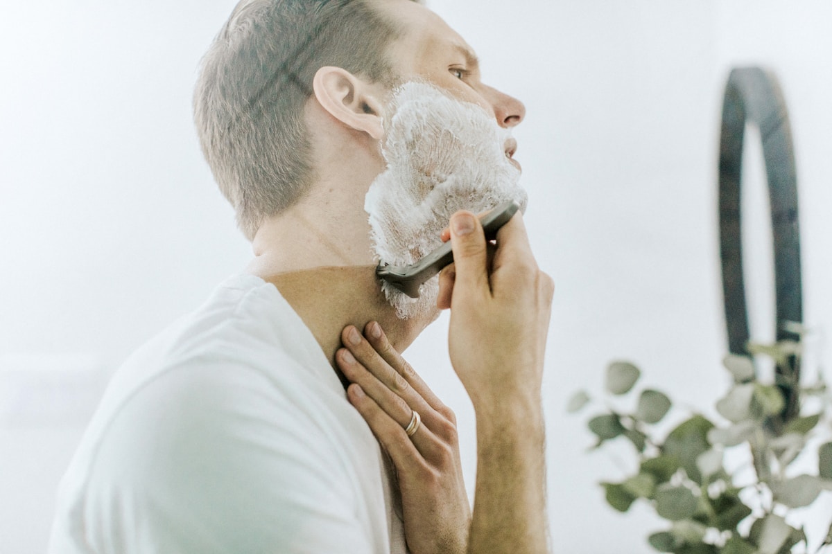 Guía completa de afeitado masculino 2026: técnica, productos y errores comunes